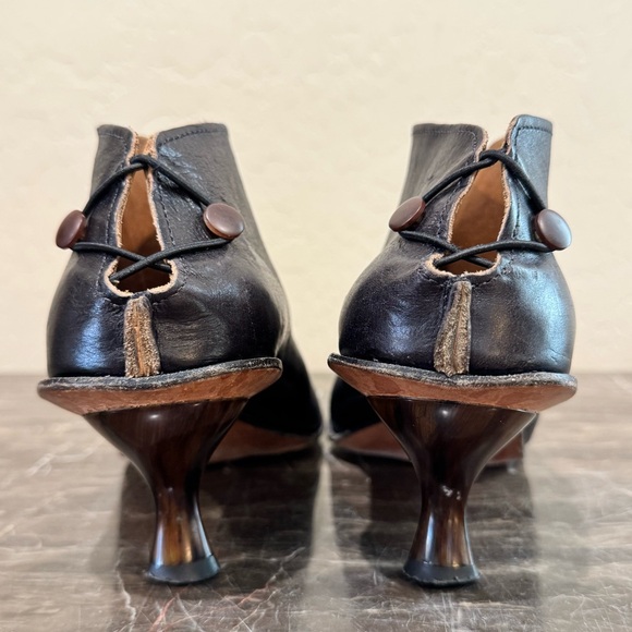 Cydwoq Skate Leather Kitten Heels - Picture 10 of 15